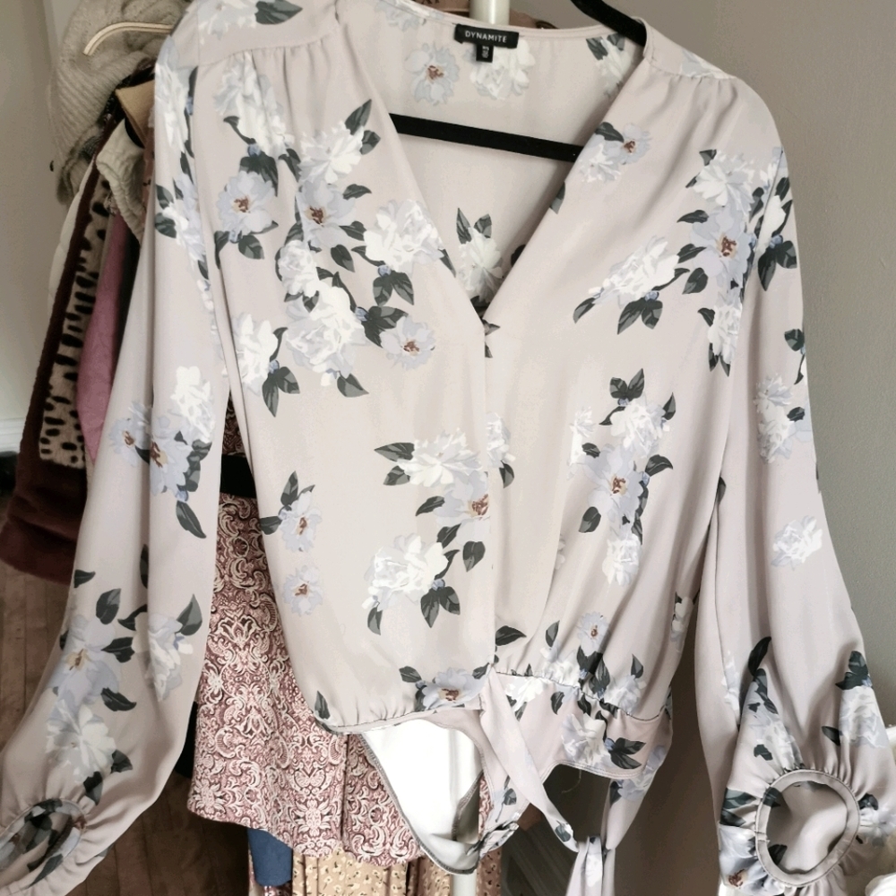 Dynamite floral blouse in S, Lavender NWOT